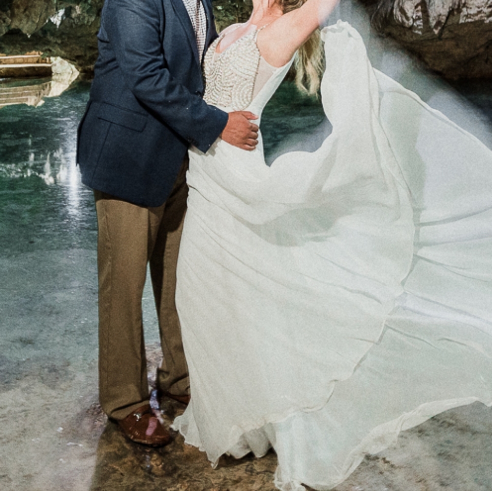 Gorgeous prom or wedding dress. - Picture 2 of 3